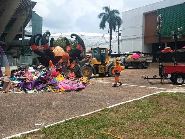 Manaus recolhe 20 toneladas de lixo durante desfiles de Carnaval