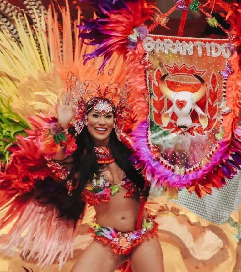 “Vou me dedicar ao máximo”: Jeveny Mendonça faz sua primeira apresentação como porta-estandarte do Boi Garantido