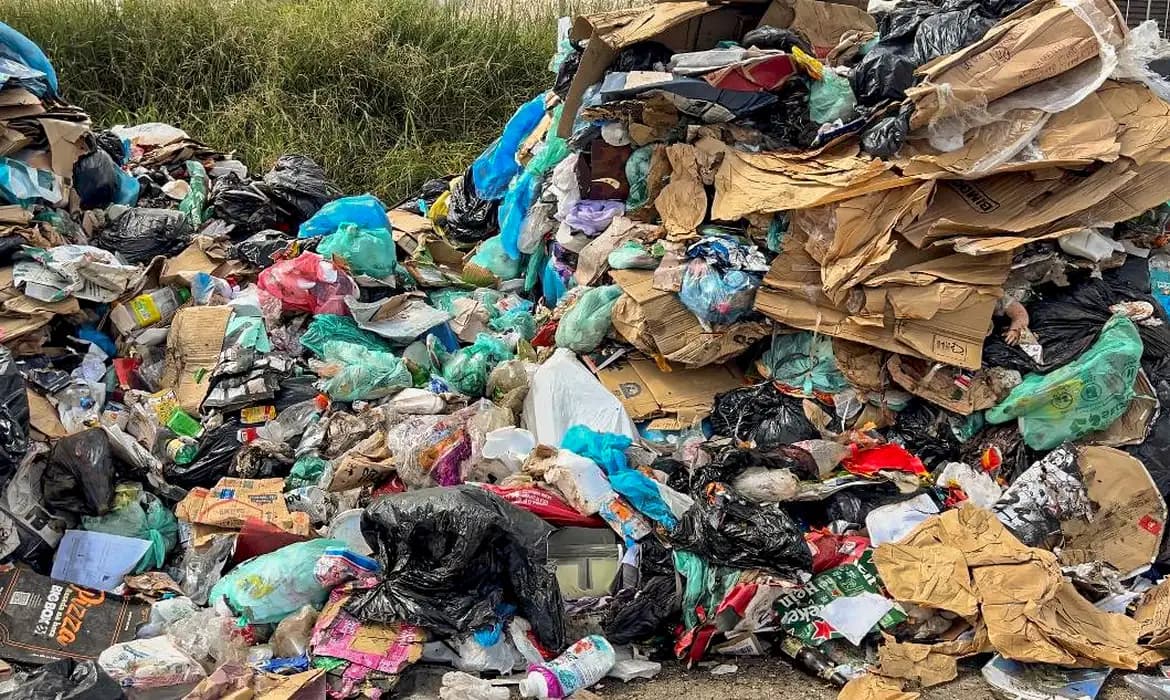 Feto de sete meses é encontrado no lixão na Bahia