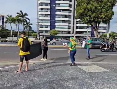 Manifestação “Anistia Já!” vira adesivaço e reúne 26 apoiadores de Bolsonaro na Ponta Negra