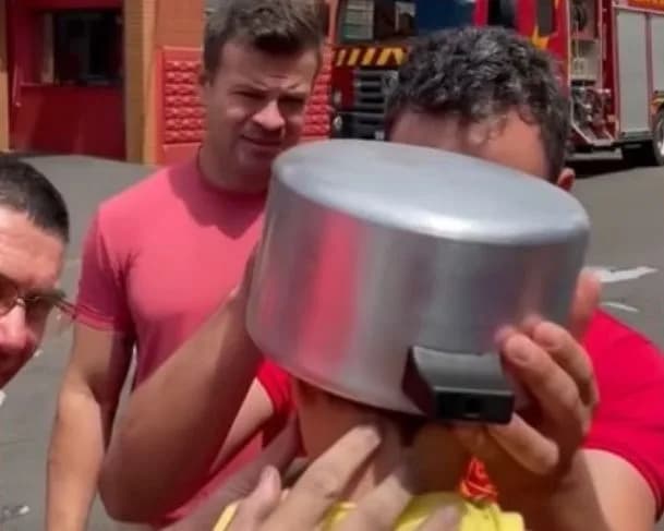 Criança prende a cabeça em panela de pressão e vídeo viraliza