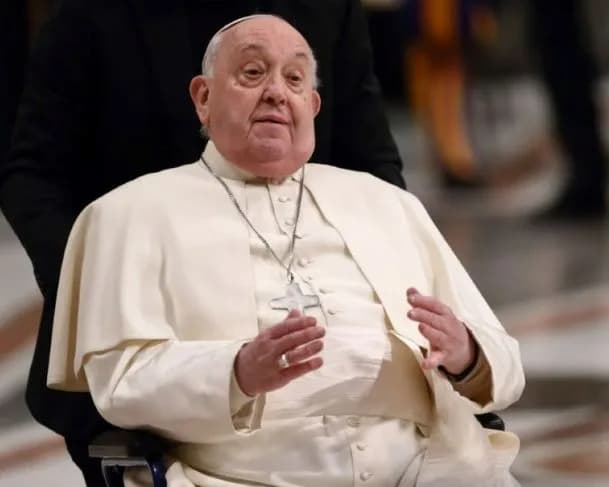 Papa Francisco apresenta “ligeiras melhoras” neste domingo, diz Vaticano