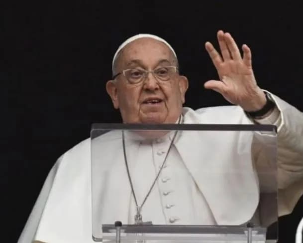 Papa Francisco apresenta leves melhoras respiratórias e motoras, diz boletim médico