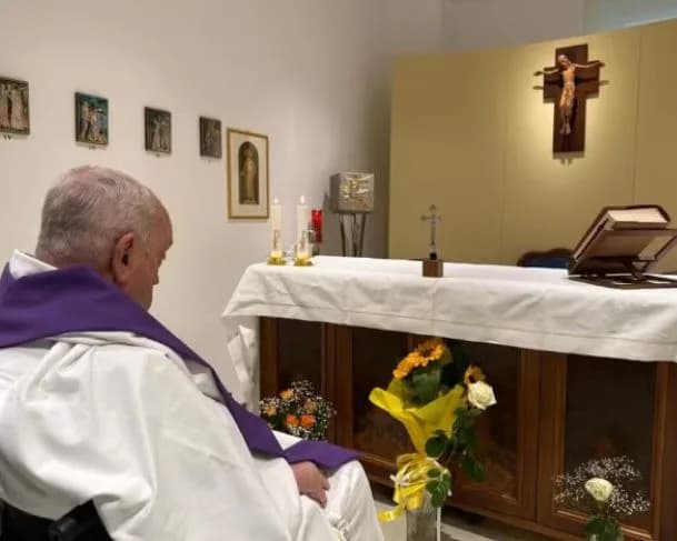 Papa Francisco terá de reaprender a falar, diz Vaticano