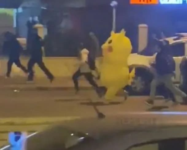 Vídeo: Vai, Pikachu! manifestante corre vestido de Pokémon em meio a protesto na Turquia