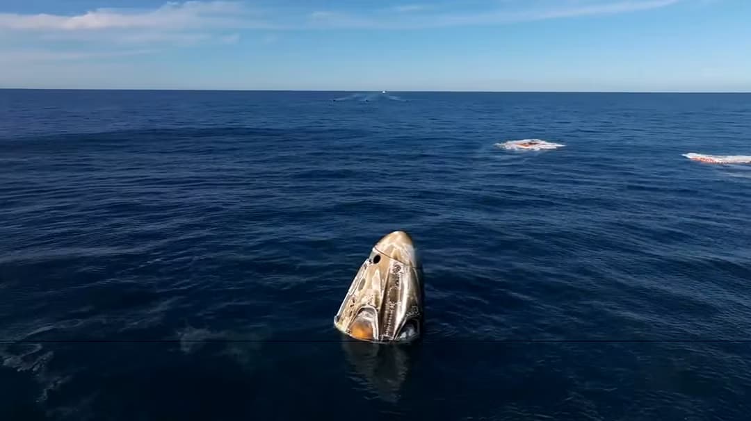 Astronautas “presos” no espaço retornam à Terra com pouso no mar