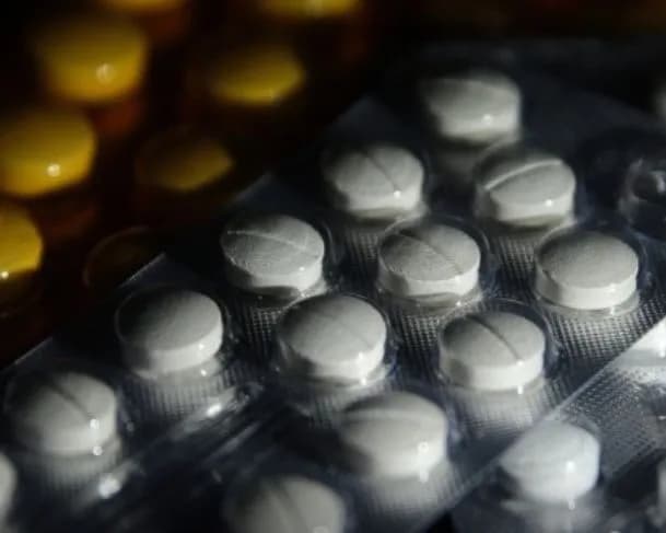 Justiça suspende decisão que autoriza farmacêuticos a prescrever remédios