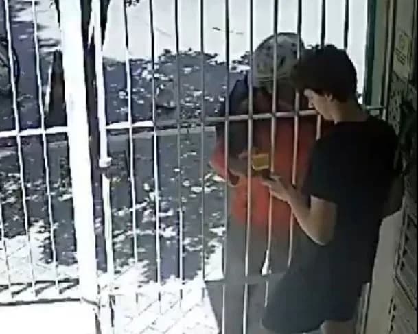 VEJA VÍDEO: Estudante toma máquina de cartão de crédito de golpista