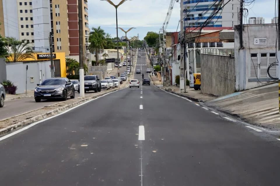 Após recapeamento na Avenida Maceió, jornalista aponta estrago feito pela Águas de Manaus
