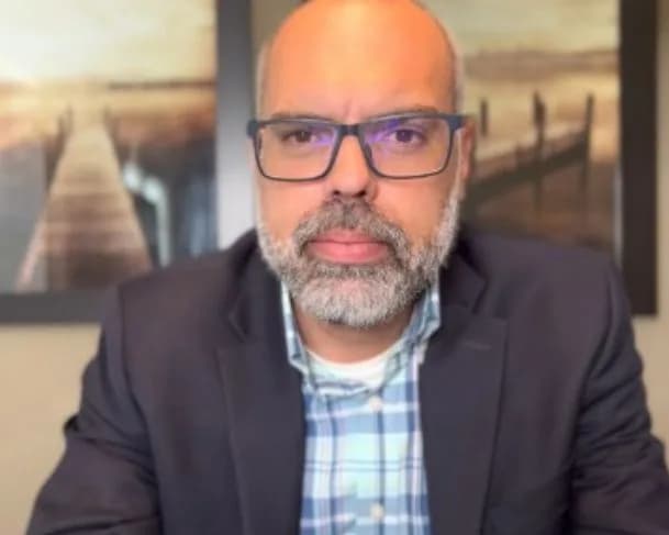 Alexandre de Moraes determina que X e Meta entreguem dados de Allan dos Santos à PF