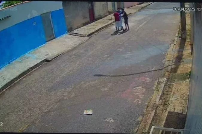 Vídeo: estudante é assaltado e tem tênis roubado no DF