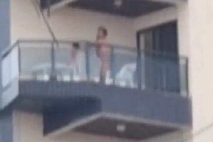 VÍDEO: Casal é flagrado fazendo sexo em varanda de frente para a praia, em SP