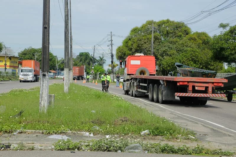 Fiscalização retira caminhões irregulares de circulação na zona sul de Manaus