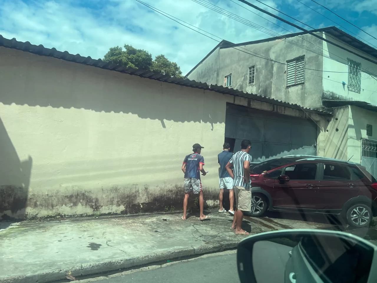 Motorista perde controle e invade garagem de residência no bairro Aleixo, em Manaus