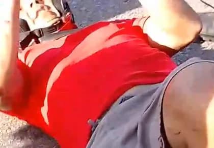 IMAGENS FORTES: Homem é atropelado e tem perna dilacerada em Manaus