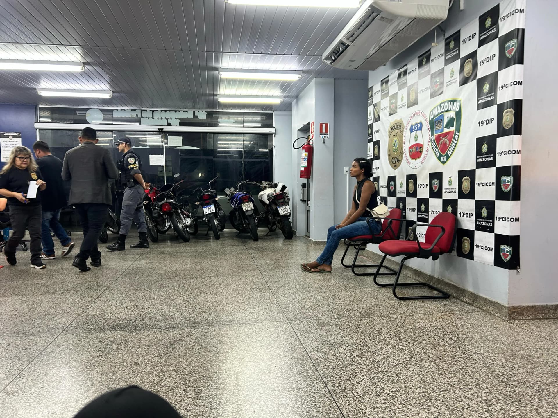 Mulher tenta furtar produtos de supermercado, mas é pega pela polícia na Compensa