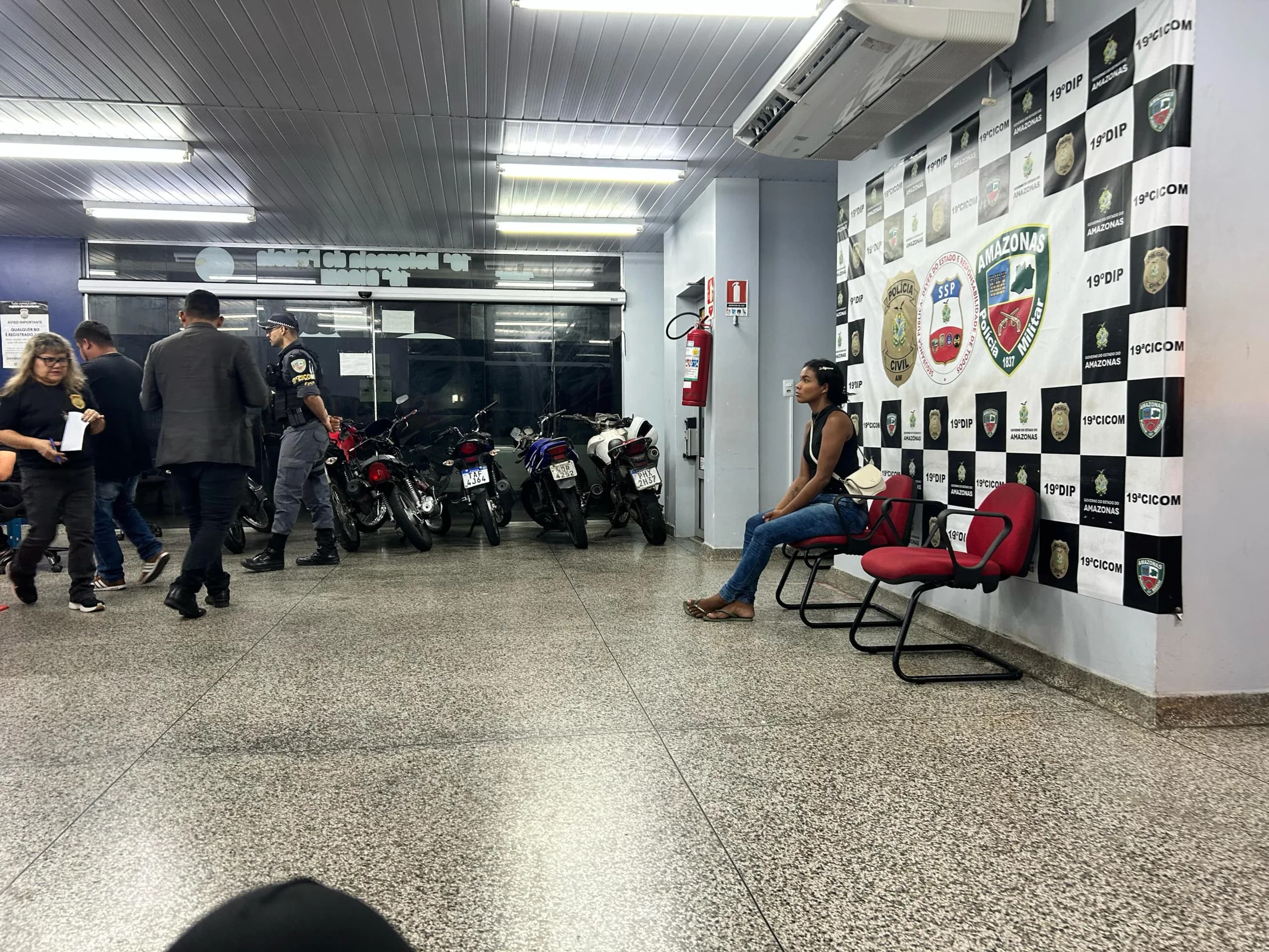 Mulher tenta furtar produtos de supermercado, mas é pega pela polícia na Compensa