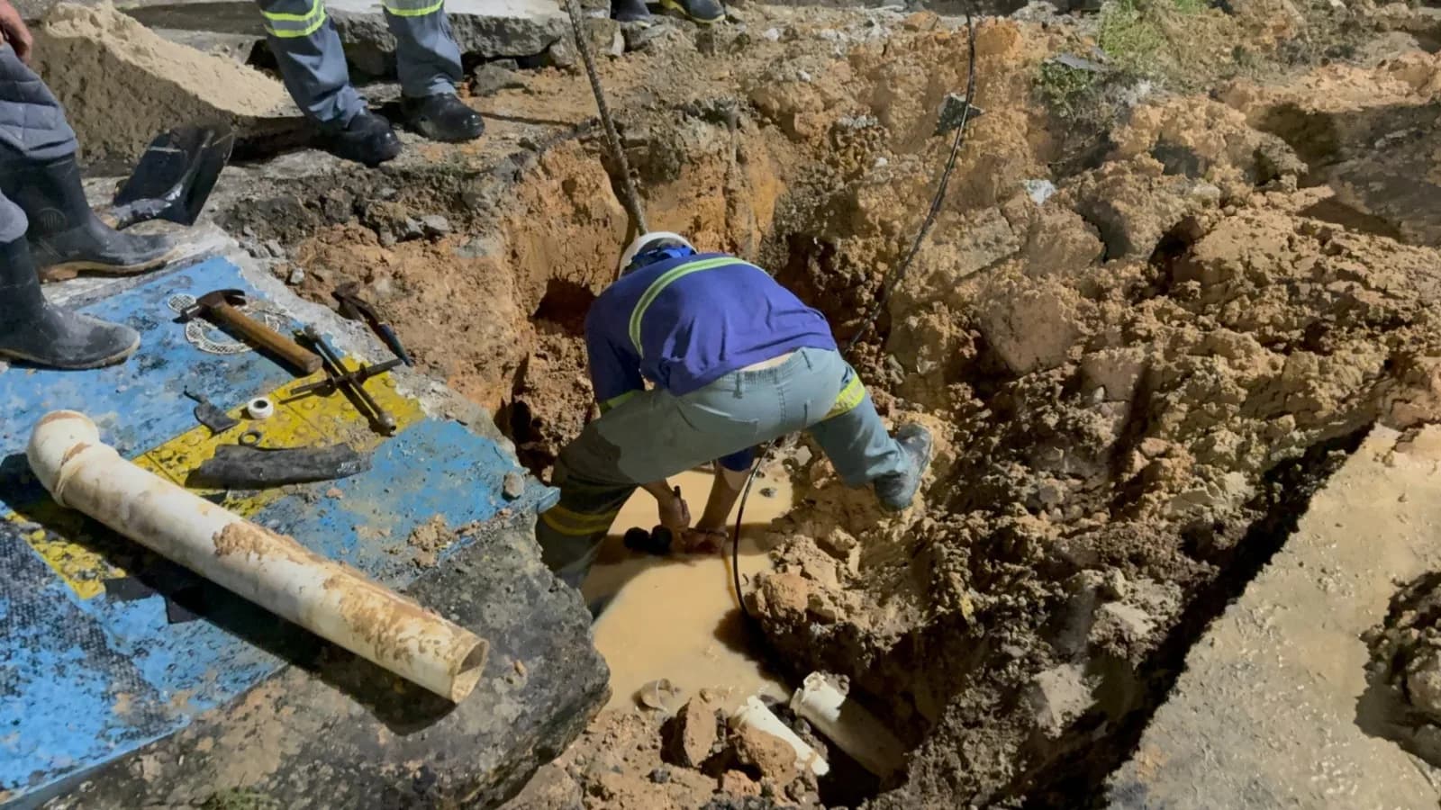 Vazamento da Águas de Manaus abre cratera na avenida Constantino Nery