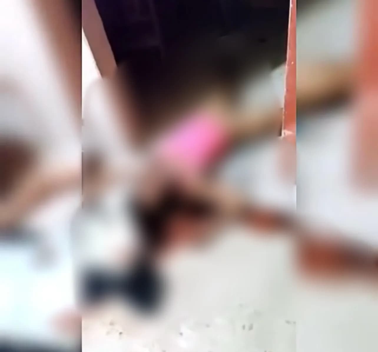 IMAGENS FORTES: mulher é morta com faca cravada no pescoço em Pernambuco