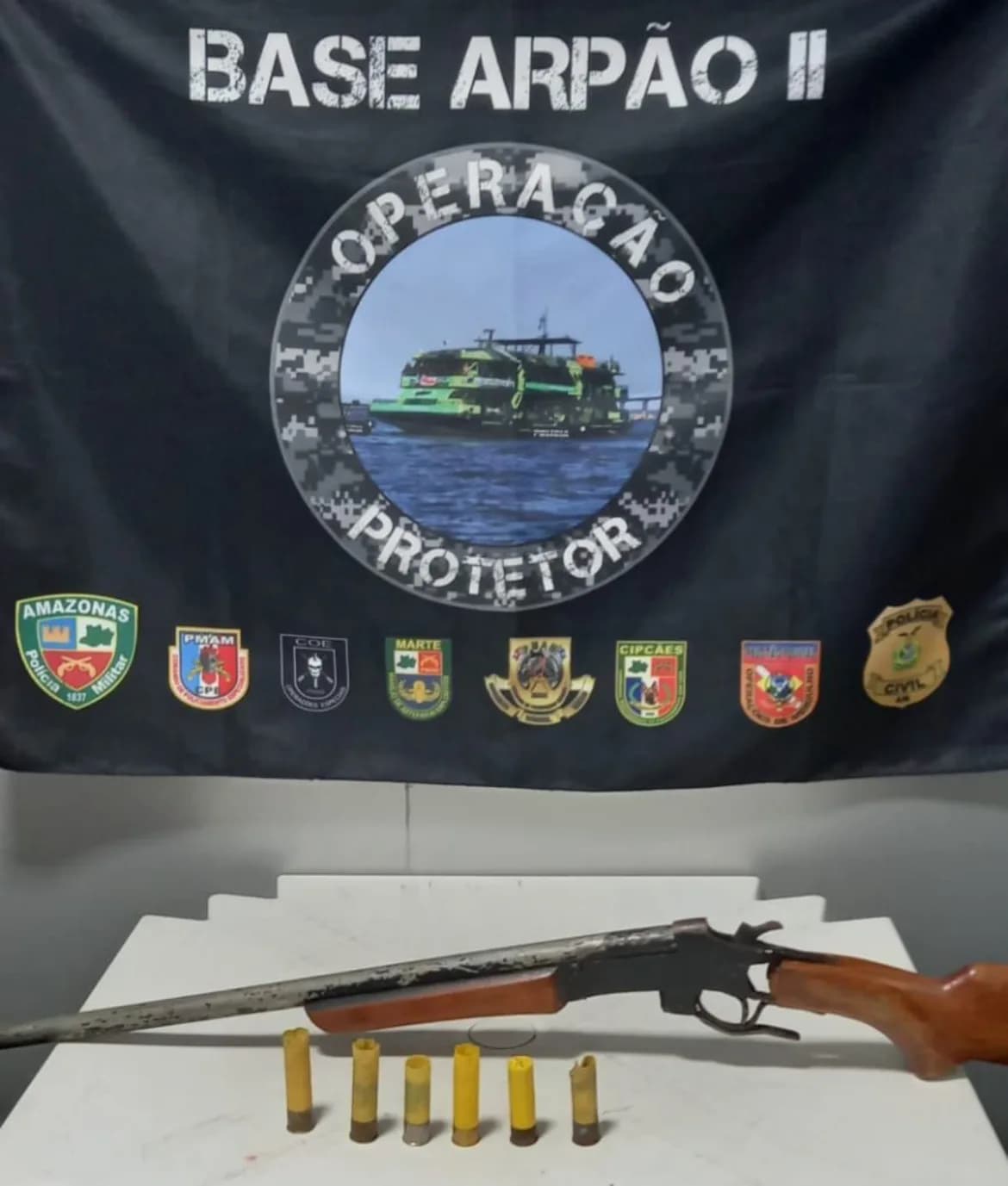 Arma e munições são apreendidas em sítio de piratas do rio, no Amazonas