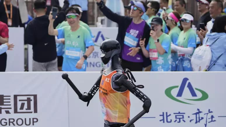 Robôs humanoides correm ao lado de atletas em Pequim