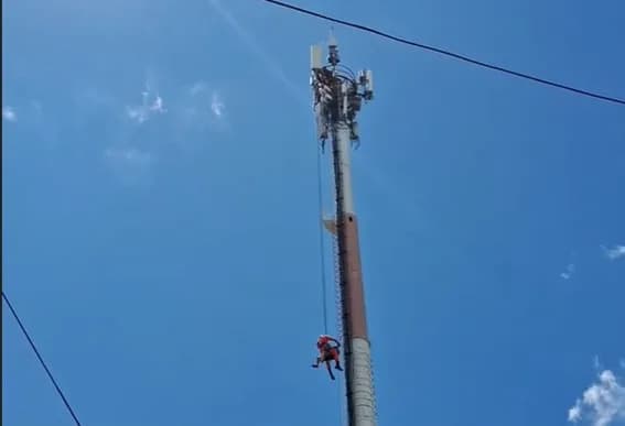 Escalada desastrosa: homem tenta furtar fios e fica preso em torre em Manaus