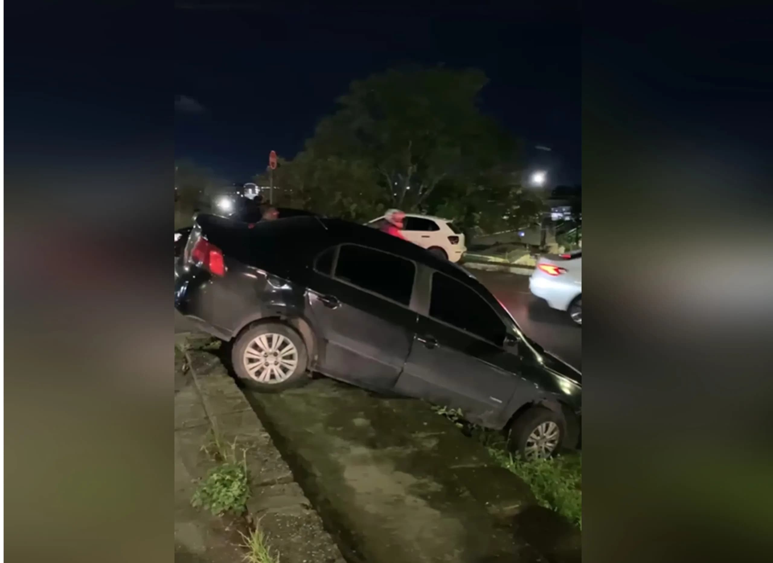 Motorista erra trajeto e veículo fica preso em calçada no bairro Parque 10, em Manaus