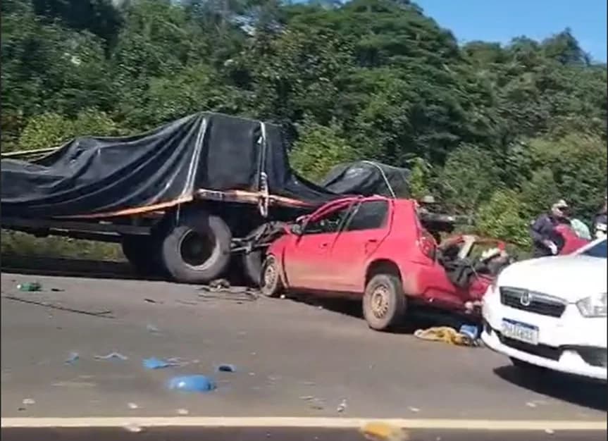 VÍDEO: Carro fica destruído após colisão com caminhão na estrada de Manacapuru