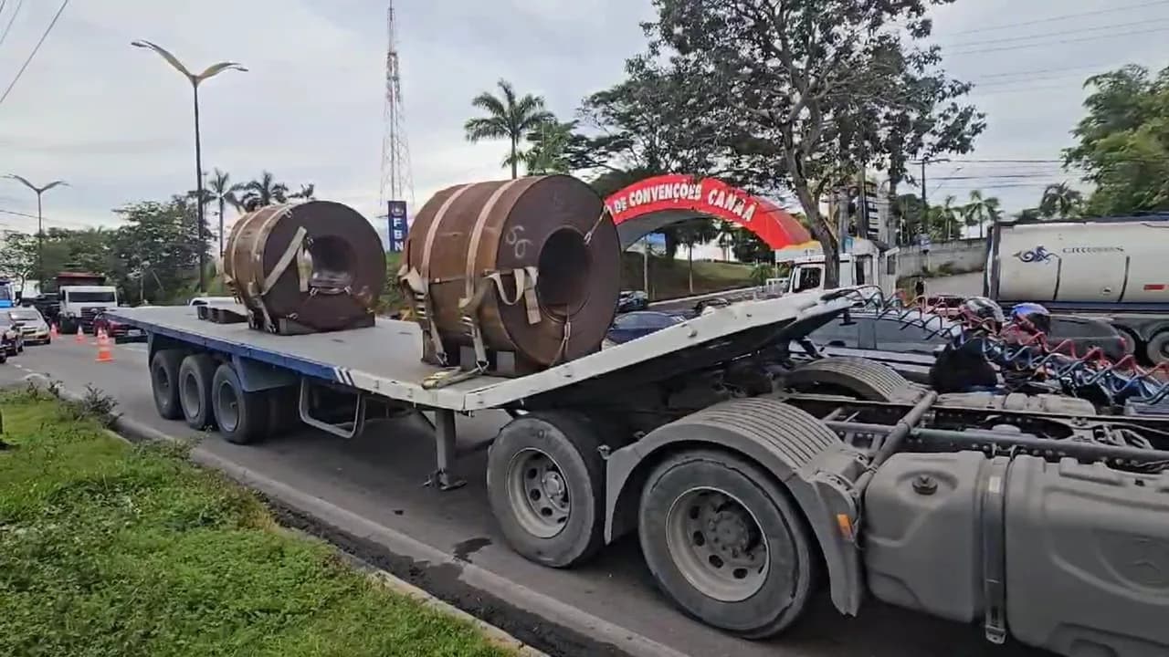 VÍDEOS: Carreta com pane mecânica causa interdição parcial na Avenida Rodrigo Otávio, em Manaus