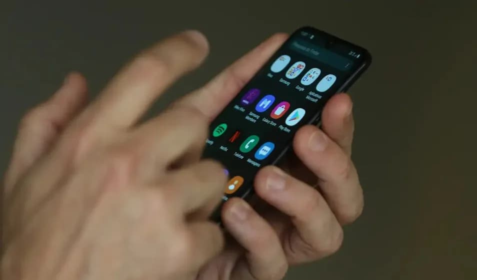 Bancos fazem alerta sobre golpe da selfie; saiba o que é e como se proteger