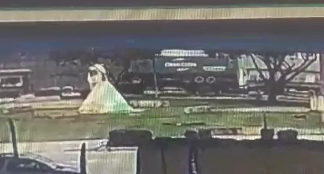 VÍDEO: Câmera capta momento em que carreta tomba na ‘Bola da Gillette’, em Manaus