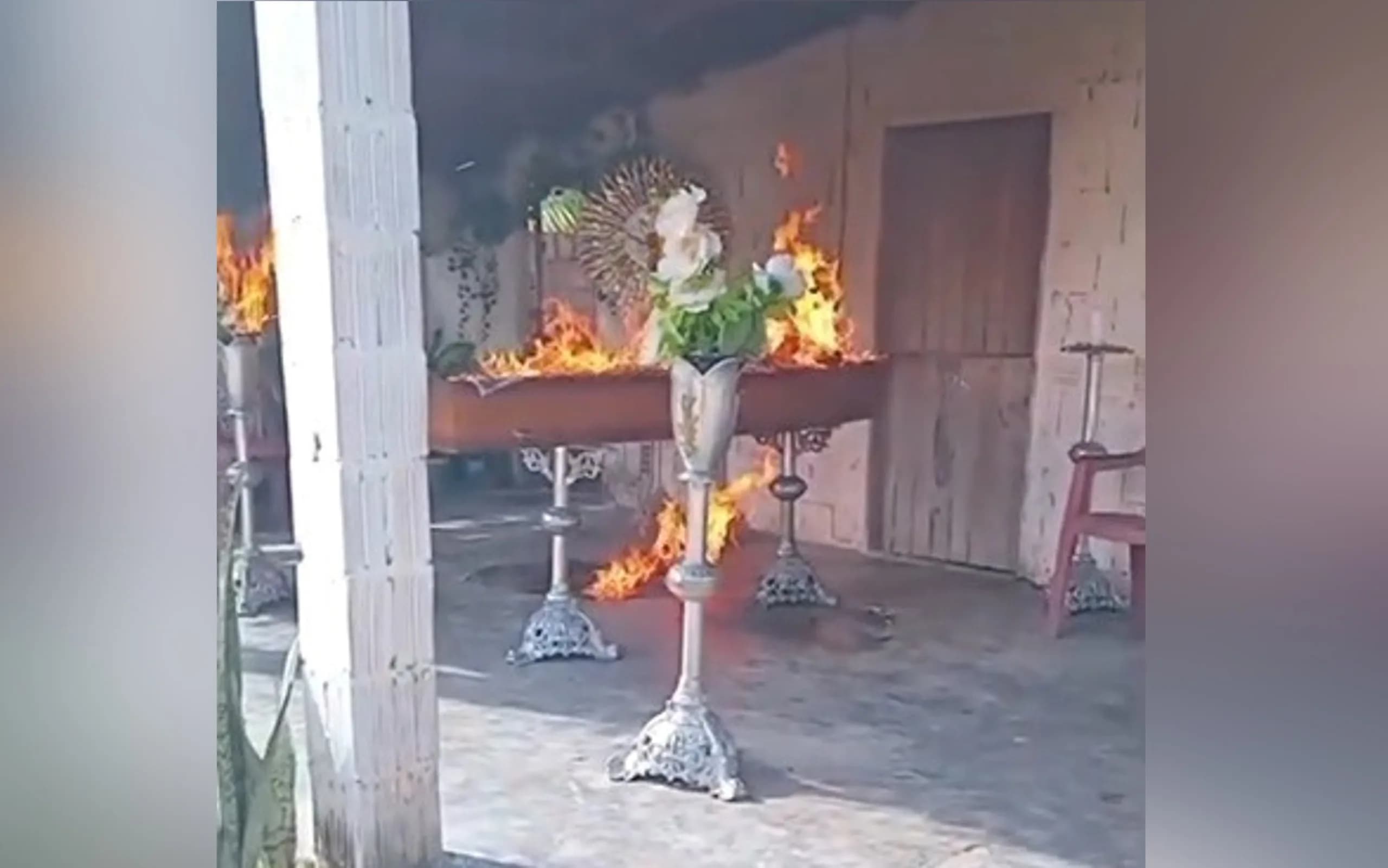 VÍDEO: Criminosos invadem velório e incendeiam corpo dentro de caixão
