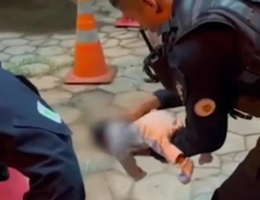 VÍDEO: Policiais salvam bebê recém-nascida que se engasgou com leite materno