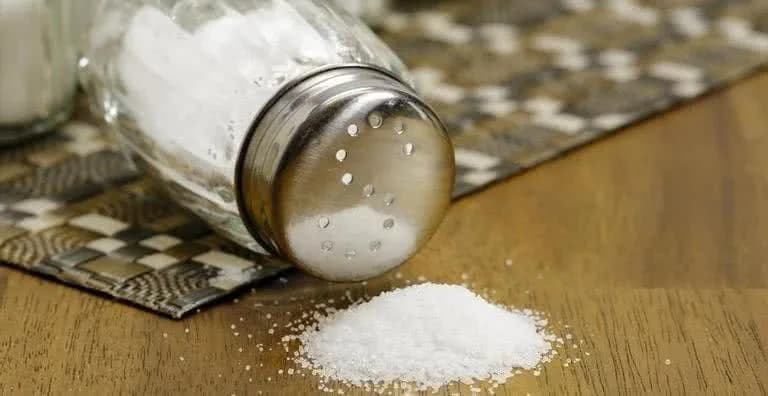 Excesso de sal pode aumentar risco de ansiedade em até 34%, aponta estudo internacional