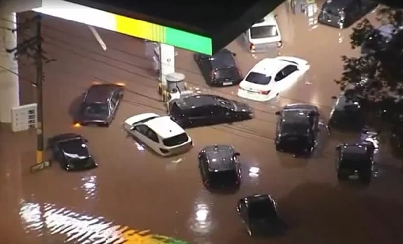 Chuvas causam alagamentos e arrastam veículos na Grande SP