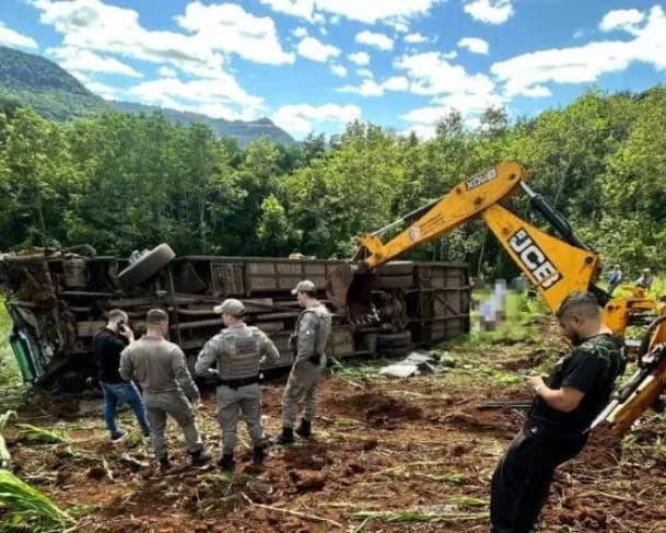 Sete pessoas morrem e 20 ficam feridas em acidente de ônibus com universitários em Santa Maria