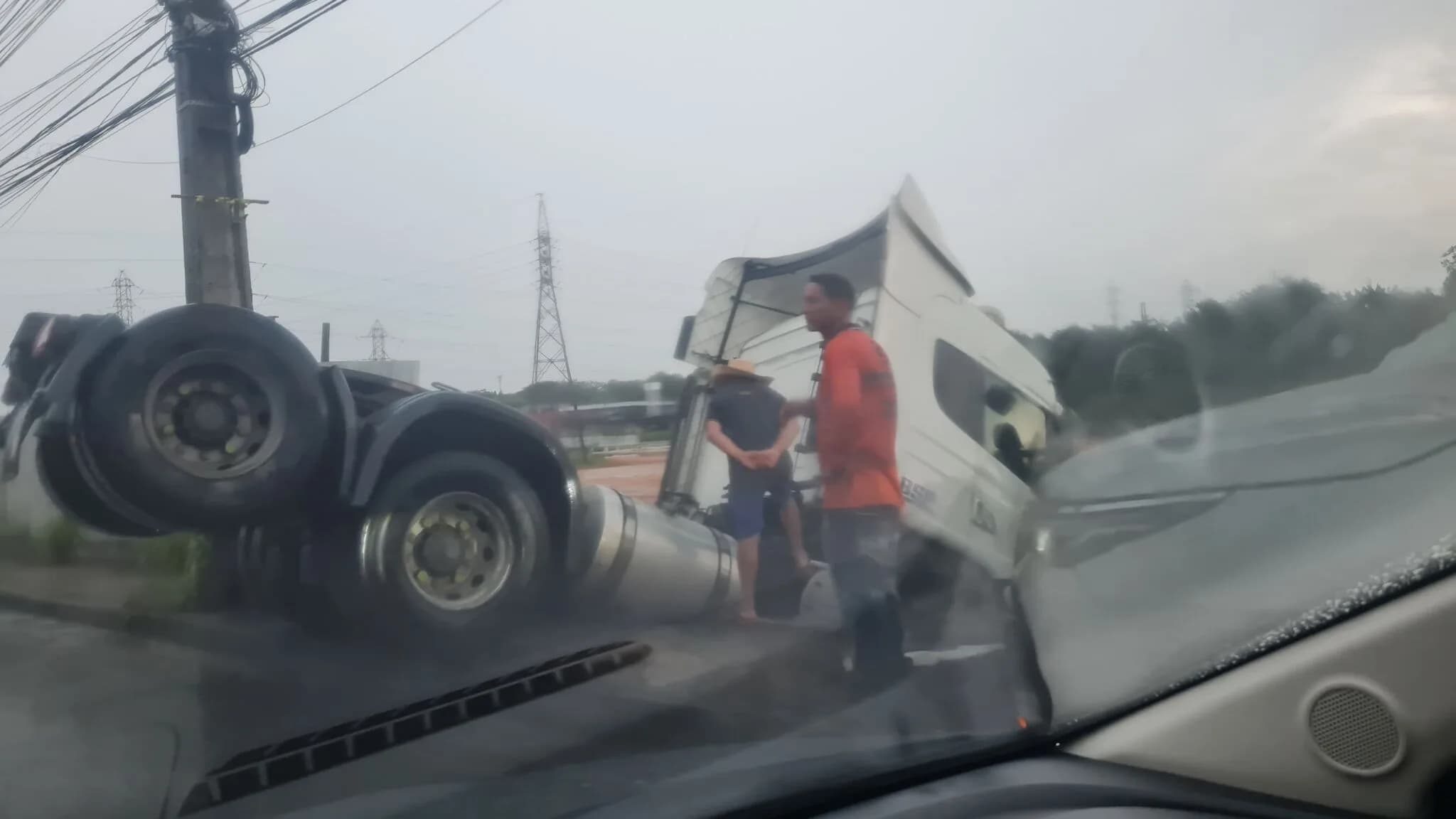 Temporal em Manaus provoca acidente entre caminhão e carro no Distrito Industrial