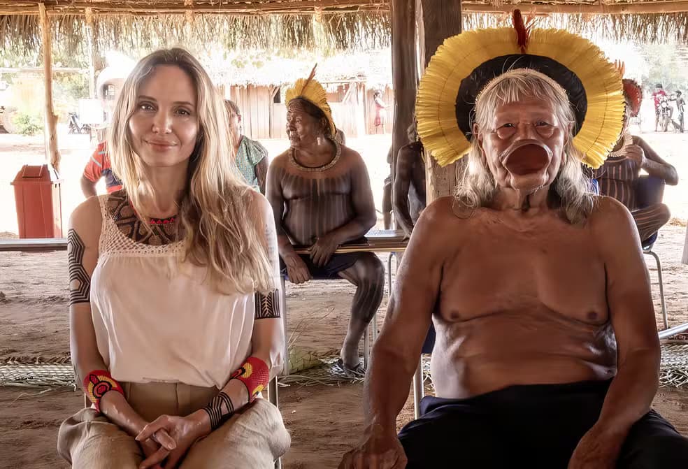 Angelina Jolie visita comunidades indígenas no Mato Grosso; veja