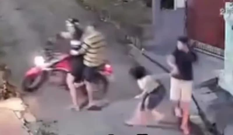 VÍDEO: Jovens escapam de tentativa de assalto em ladeira de Petrópolis; ação foi registrada por câmeras