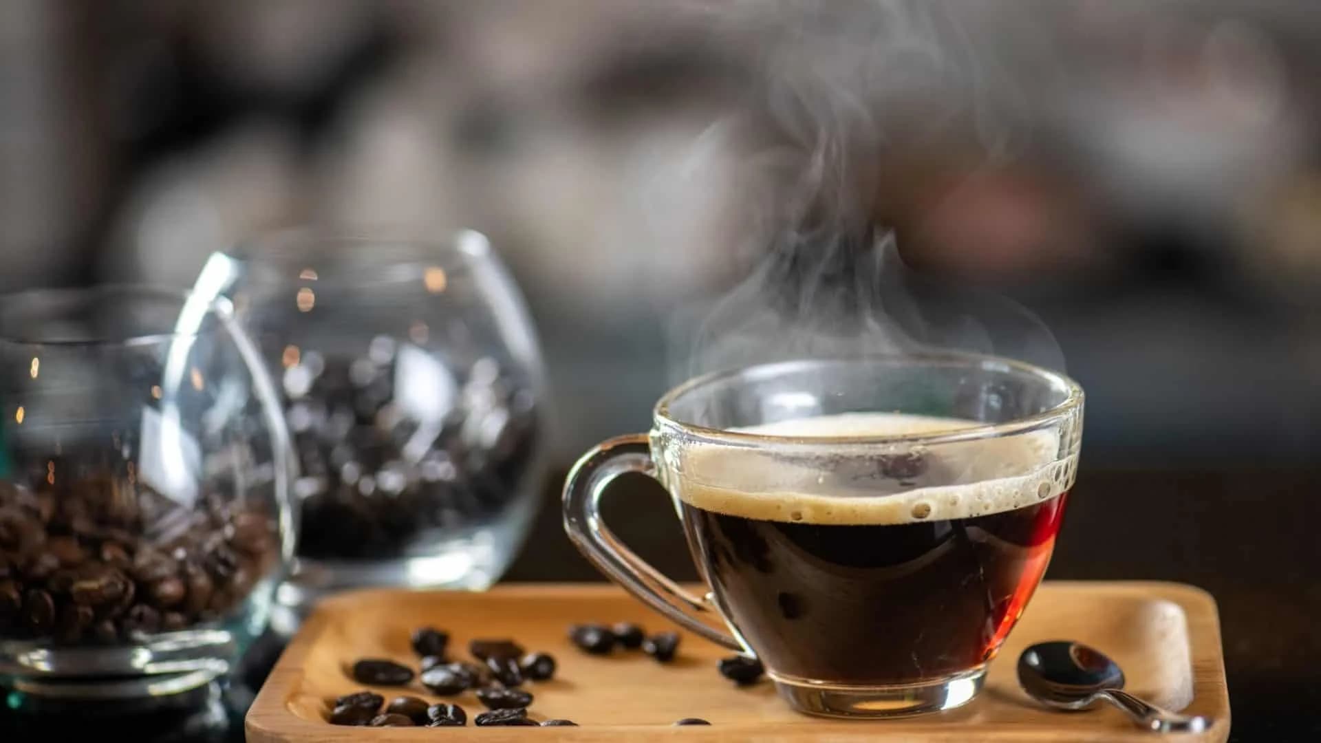 Beber café ou chá muito quentes pode elevar risco de câncer: Saiba mais