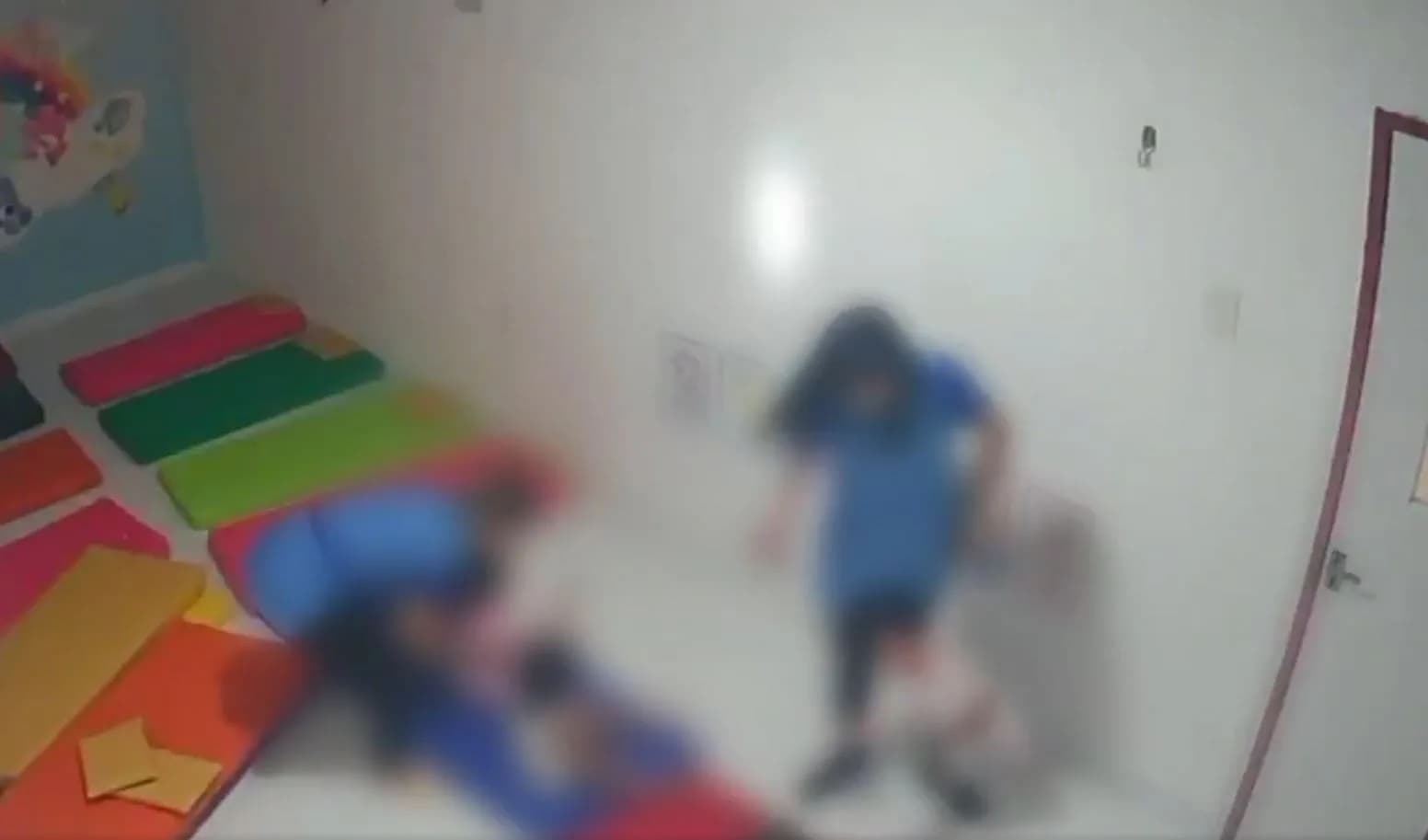 VÍDEO: Diretora de creche é suspeita de maus-tratos contra bebê de 11 meses em Manaus