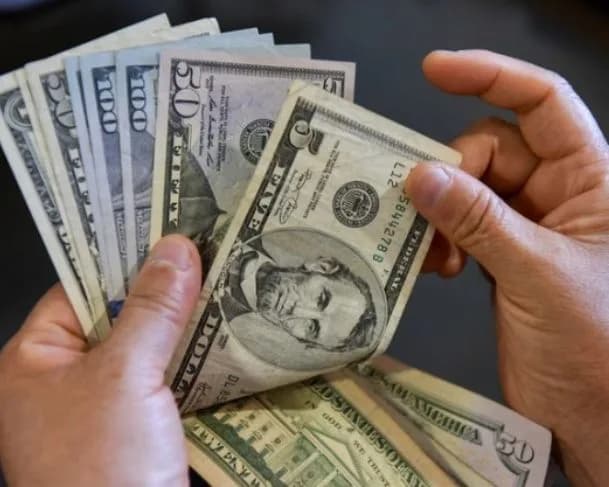 Dólar fecha em alta mesmo com alívio no cenário global e ibovespa recua