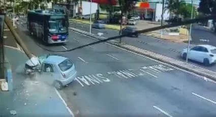 VÍDEO: Em SP, mulher foge de blitz, tenta atropelar policial e bate carro em poste