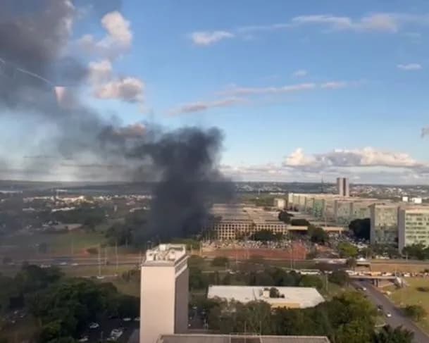 VÍDEO: Incêndio é registrado na Esplanada dos Ministérios em Brasília