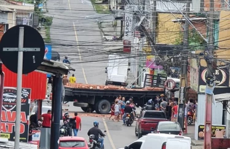 VÍDEOS: Motorista de caminhão perde o controle e atinge muro de uma casa em Flores, em Manaus