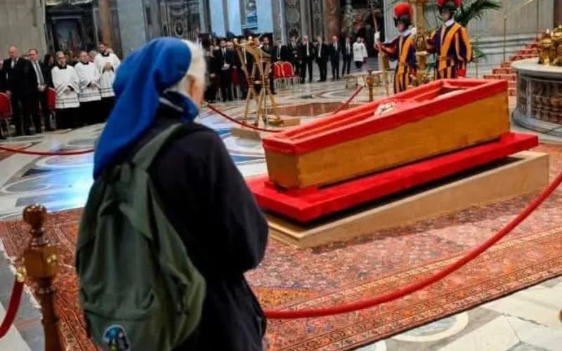 Quem é a freira que quebrou protocolo no funeral do Papa Francisco?