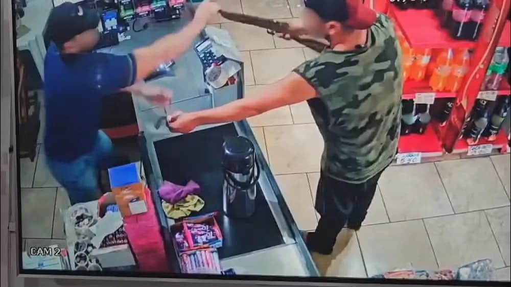 VÍDEO: Comerciante reage a assalto e toma espingarda de ladrão, no RS