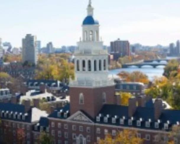 Harvard recusa exigências políticas do governo dos EUA e tem repasses financeiros congelados