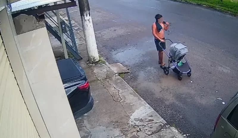 VÍDEO: Homem abandona bebê dentro de carrinho em rua de Manaus