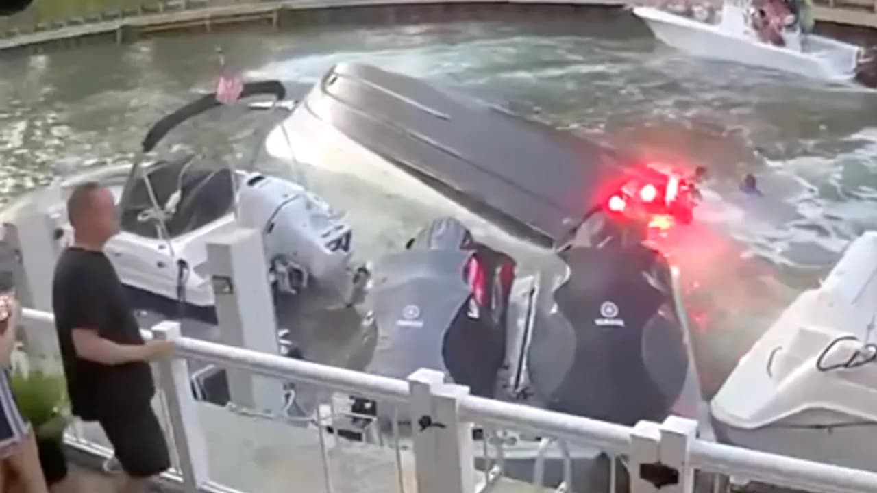 VÍDEO: Veja momento em que lancha desgovernada capota em Miami; 5 são hospitalizados